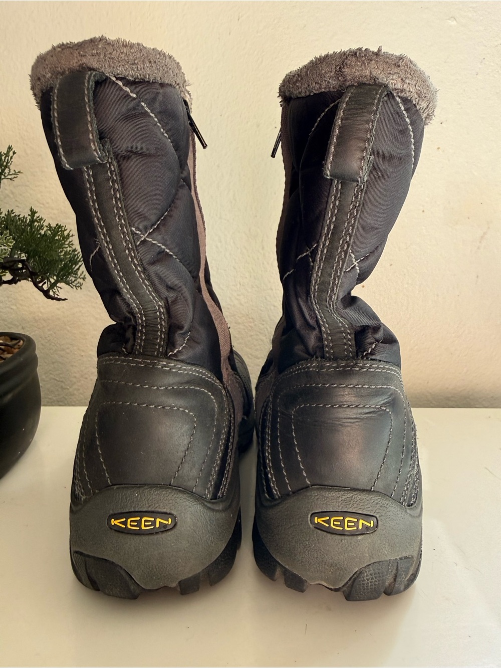 Keen Betty boots women size 10 Black and Gray Insulated Winter Boots - Picture 2 of 8